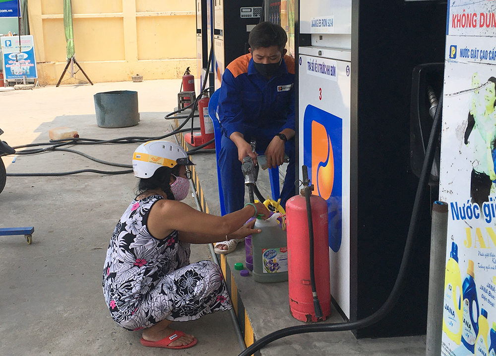 Phú Tân khuyến cáo người dân không mua xăng, dầu dự trữ Phú Tân khuyến cáo người dân không mua xăng, dầu dự trữ