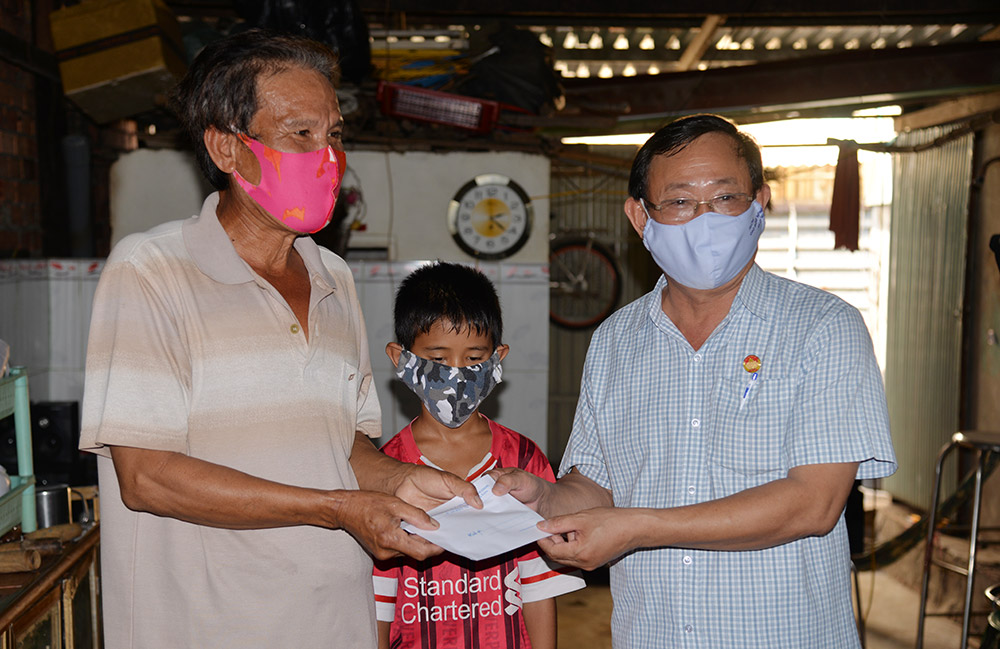 Người bán vé số dạo được hỗ trợ 60.000 đồng/người/ ngày trong thời gian tạm ngưng phát hành vé số