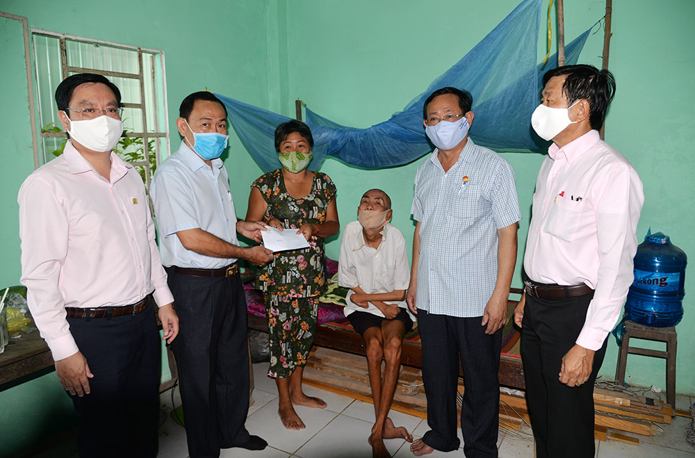 Người bán vé số dạo được hỗ trợ 60.000 đồng/người/ ngày trong thời gian tạm ngưng phát hành vé số