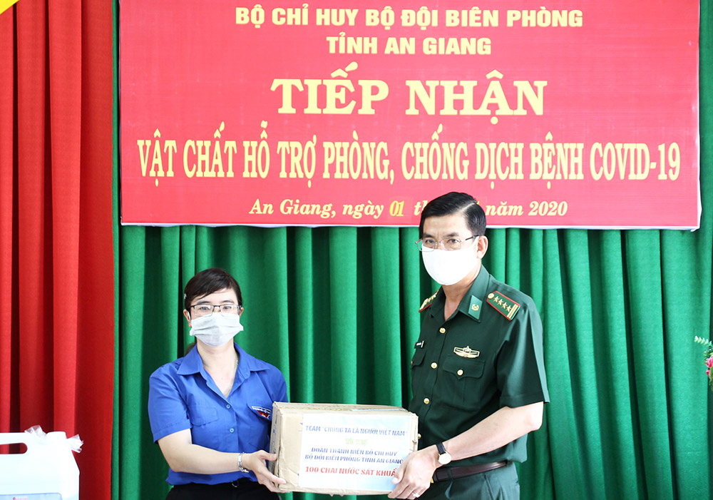 Lắp đặt 3 trạm rửa tay dã chiến Lắp đặt 3 trạm rửa tay dã chiến