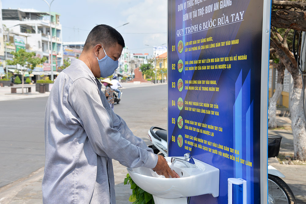 Lắp đặt 3 trạm rửa tay dã chiến Lắp đặt 3 trạm rửa tay dã chiến