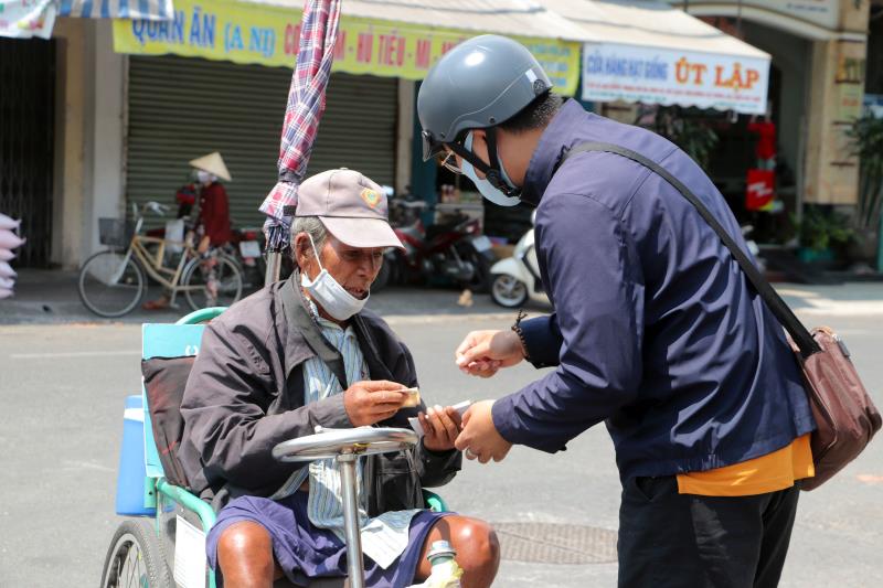 Nhiều tổ chức, cá nhân giúp đỡ người bán vé số dạo bị ảnh hưởng bởi Covid-19