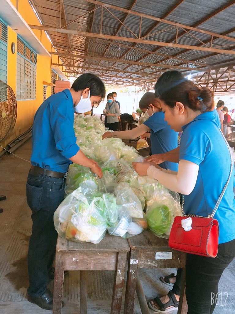 Phụ nữ, Đoàn thanh niên Chợ Mới thành lập tổ hậu cần phục vụ thức ăn ở khu cách ly
