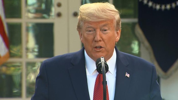 Trump khuyến khích người dân đeo khẩu trang phòng tránh Covid-19