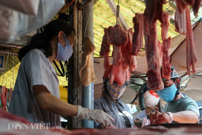 Giá heo hơi công ty giảm 5.000 đồng/kg, vì sao chợ vẫn bán đắt?