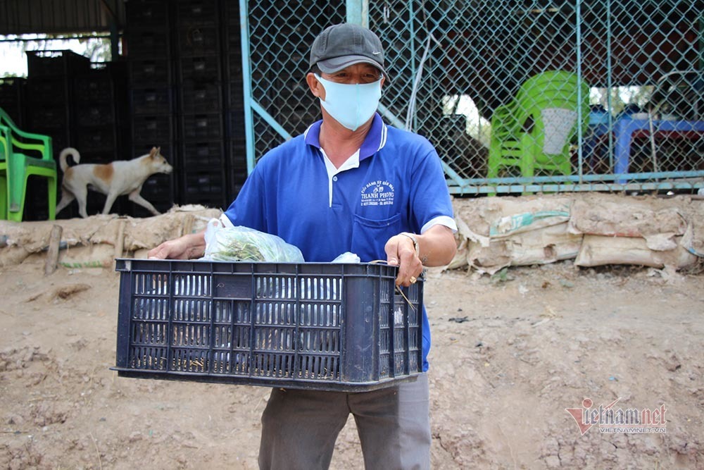 Những người lính bộ đội biên phòng ăn mì gói, ngủ võng ngăn dịch