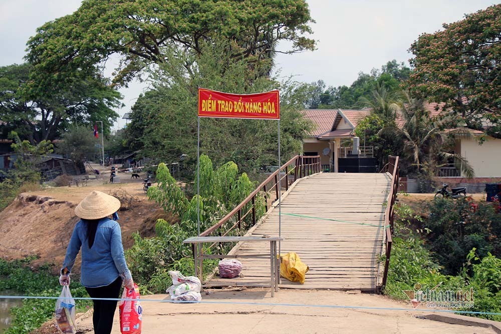 Những người lính bộ đội biên phòng ăn mì gói, ngủ võng ngăn dịch