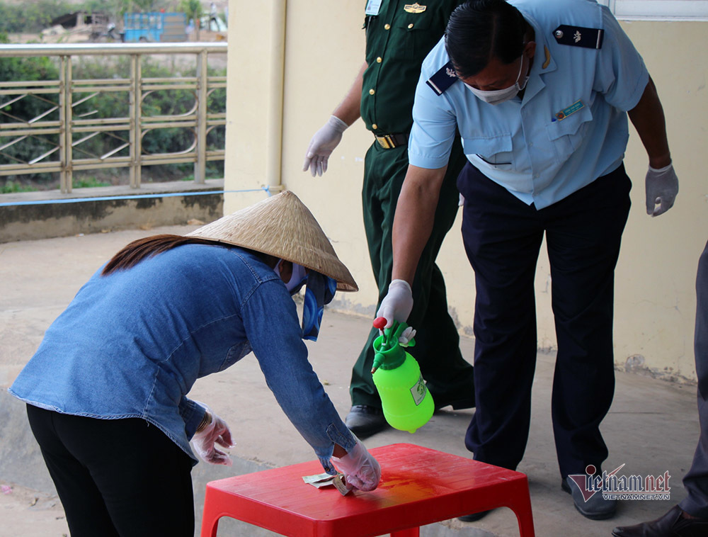 Những người lính bộ đội biên phòng ăn mì gói, ngủ võng ngăn dịch