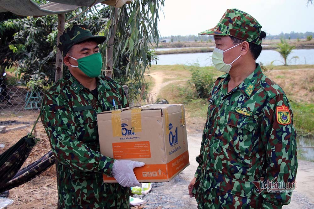 Những người lính bộ đội biên phòng ăn mì gói, ngủ võng ngăn dịch