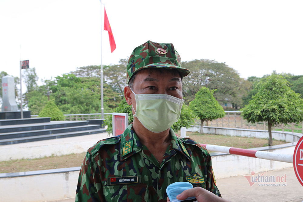 Những người lính bộ đội biên phòng ăn mì gói, ngủ võng ngăn dịch
