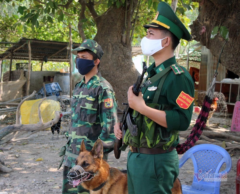 Những người lính bộ đội biên phòng ăn mì gói, ngủ võng ngăn dịch