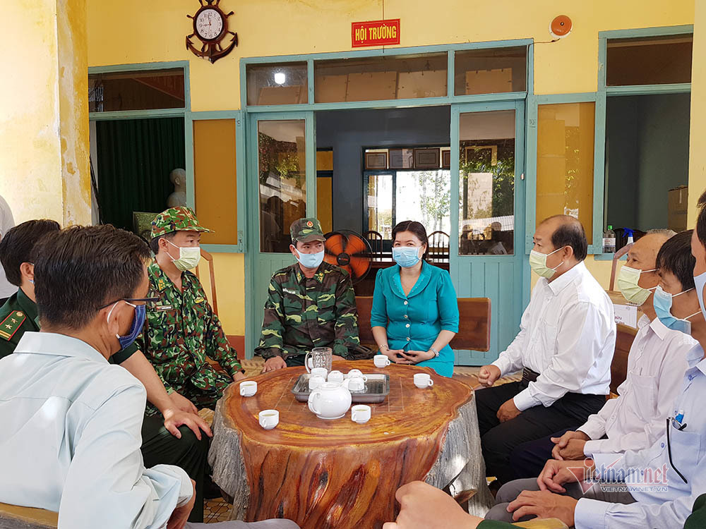 Những người lính bộ đội biên phòng ăn mì gói, ngủ võng ngăn dịch
