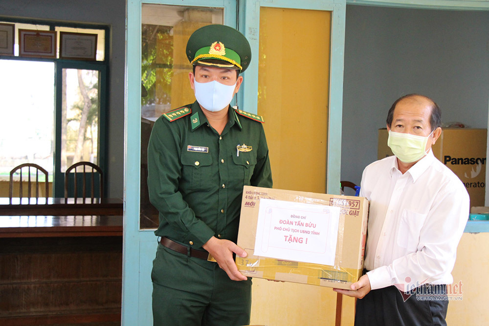 Những người lính bộ đội biên phòng ăn mì gói, ngủ võng ngăn dịch