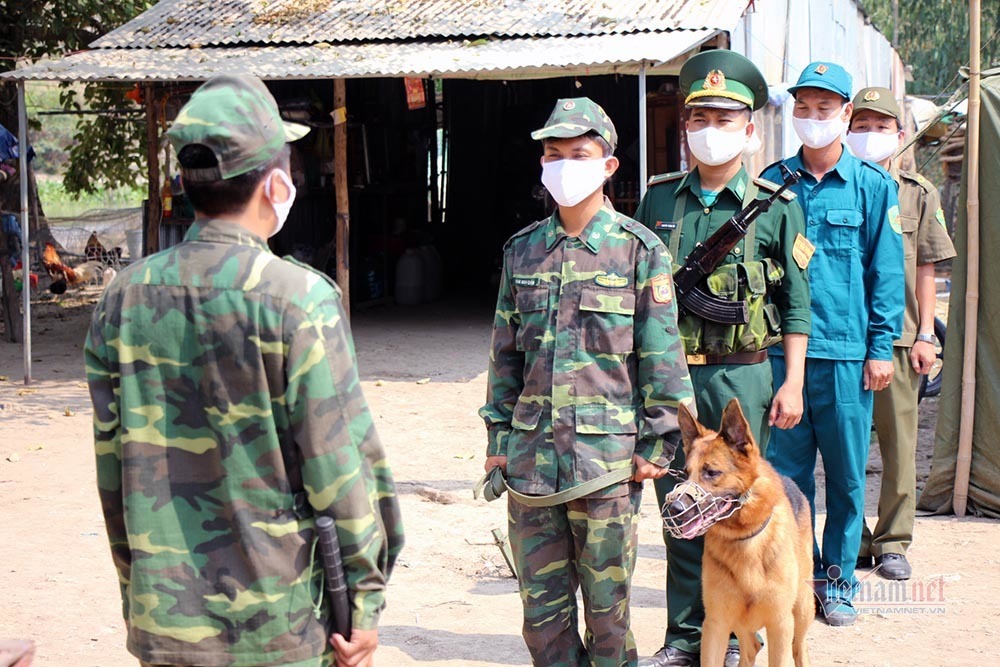 Những người lính bộ đội biên phòng ăn mì gói, ngủ võng ngăn dịch