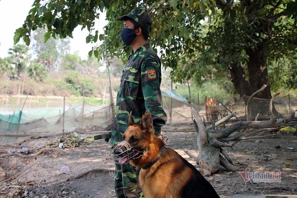 Những người lính bộ đội biên phòng ăn mì gói, ngủ võng ngăn dịch