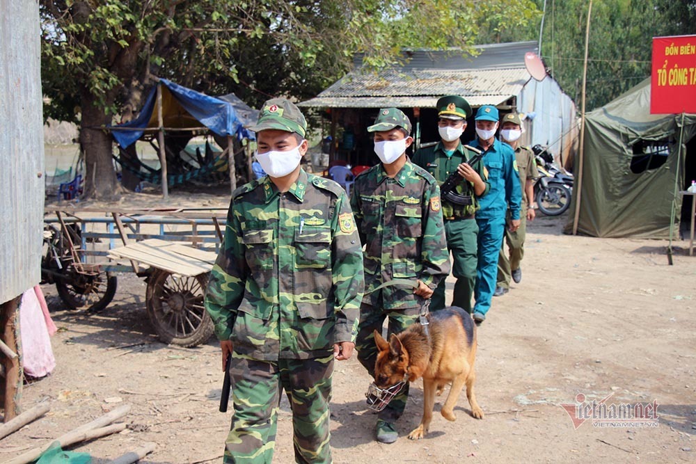 Những người lính bộ đội biên phòng ăn mì gói, ngủ võng ngăn dịch
