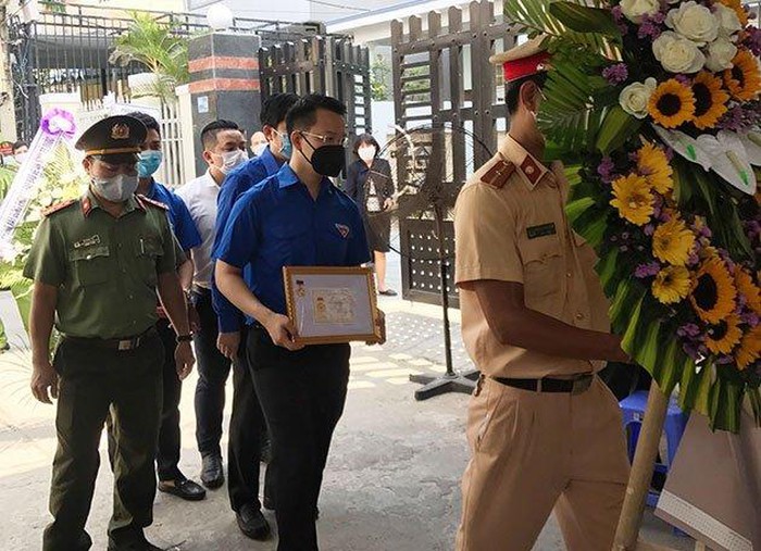 Truy tặng Huy hiệu Tuổi trẻ dũng cảm cho chiến sĩ công an hy sinh