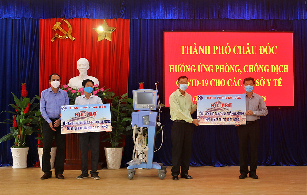 Châu Đốc tặng trang thiết bị y tế trị giá 30 tỷ đồng chung tay cùng cả nước phòng, chống dịch bệnh Covid-19 Châu Đốc tặng trang thiết bị y tế trị giá 30 tỷ đồng chung tay cùng cả nước phòng, chống dịch bệnh Covid-19