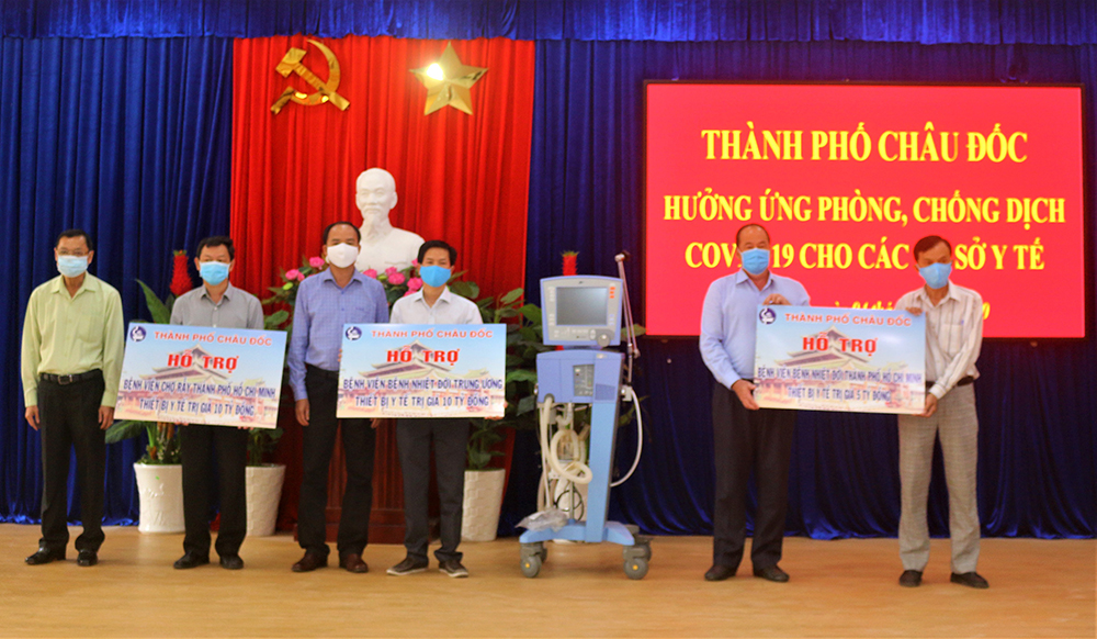 Châu Đốc tặng trang thiết bị y tế trị giá 30 tỷ đồng chung tay cùng cả nước phòng, chống dịch bệnh Covid-19 Châu Đốc tặng trang thiết bị y tế trị giá 30 tỷ đồng chung tay cùng cả nước phòng, chống dịch bệnh Covid-19