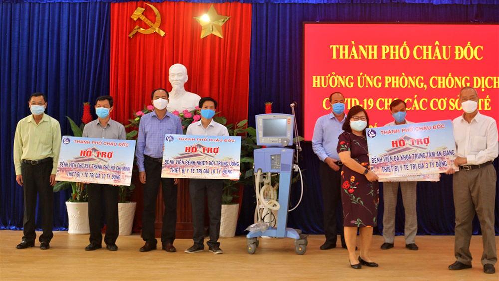 Châu Đốc tặng trang thiết bị y tế trị giá 30 tỷ đồng chung tay cùng cả nước phòng, chống dịch bệnh Covid-19 Châu Đốc tặng trang thiết bị y tế trị giá 30 tỷ đồng chung tay cùng cả nước phòng, chống dịch bệnh Covid-19