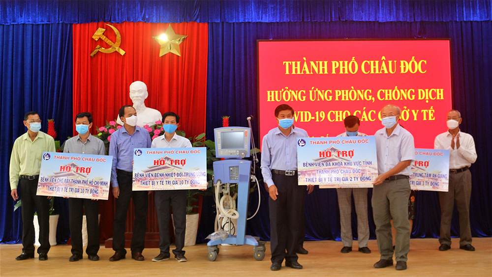 Châu Đốc tặng trang thiết bị y tế trị giá 30 tỷ đồng chung tay cùng cả nước phòng, chống dịch bệnh Covid-19 Châu Đốc tặng trang thiết bị y tế trị giá 30 tỷ đồng chung tay cùng cả nước phòng, chống dịch bệnh Covid-19