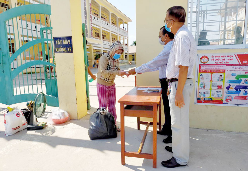 Trao giấy chứng nhận 13 người hoàn thành cách ly tập trung ở Phú Tân