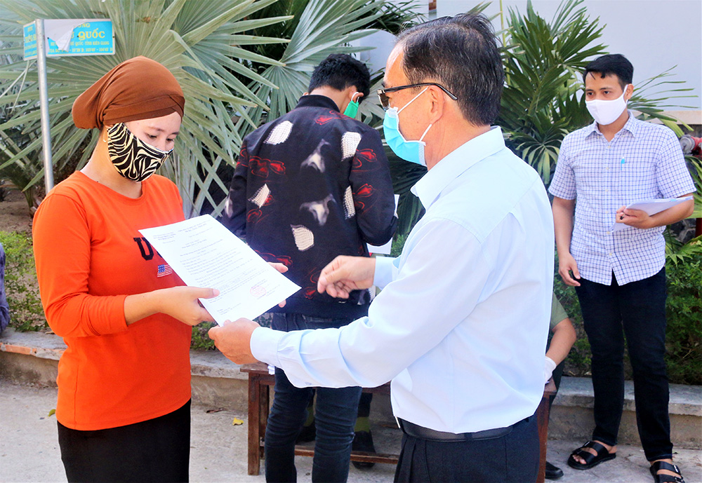 An Giang: Trao giấy chứng nhận cho 108 công dân hoàn thành cách ly y tế tập trung