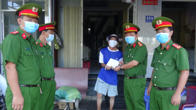 Đồng Tháp và Bạc Liêu: Gõ cửa từng nhà tặng quà cho người bán vé số