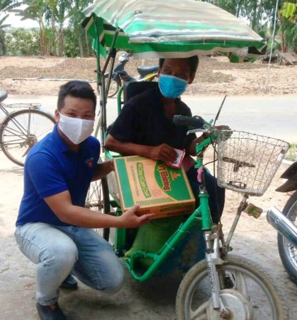 Đồng Tháp và Bạc Liêu: Gõ cửa từng nhà tặng quà cho người bán vé số