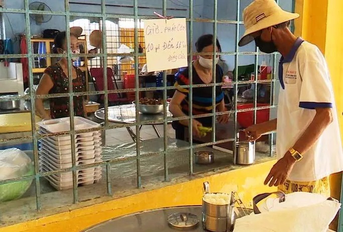 Đồng Tháp và Bạc Liêu: Gõ cửa từng nhà tặng quà cho người bán vé số