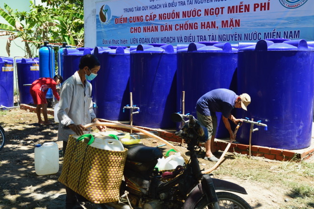 Đưa vào sử dụng điểm cung cấp nước ngọt miễn phí cho người dân Bến Tre