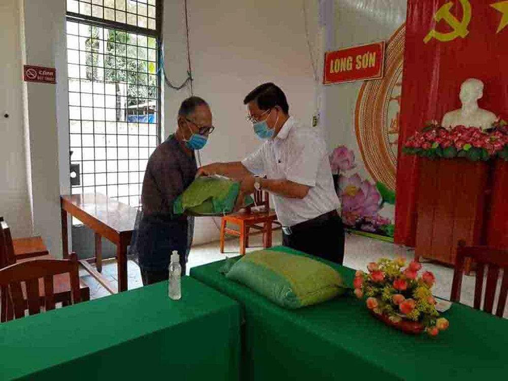 Tân Châu hỗ trợ 1.269 phần quà cho người bán vé số Tân Châu hỗ trợ 1.269 phần quà cho người bán vé số