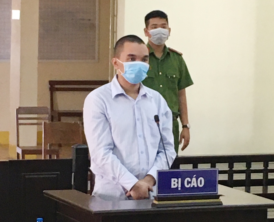 Cùng “vợ trẻ” lừa đảo, chồng phải nhận 2 tội danh