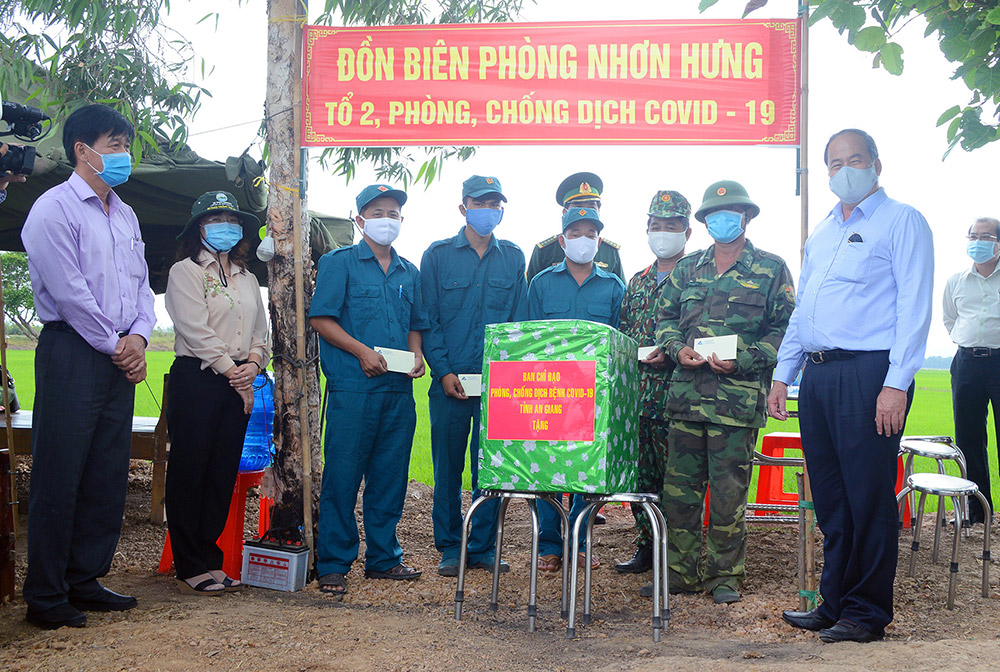 Chủ tịch UBND tỉnh An Giang Nguyễn Thanh Bình thăm, kiểm tra công tác phòng, chống dịch bệnh Covid-19 trên tuyến biên giới