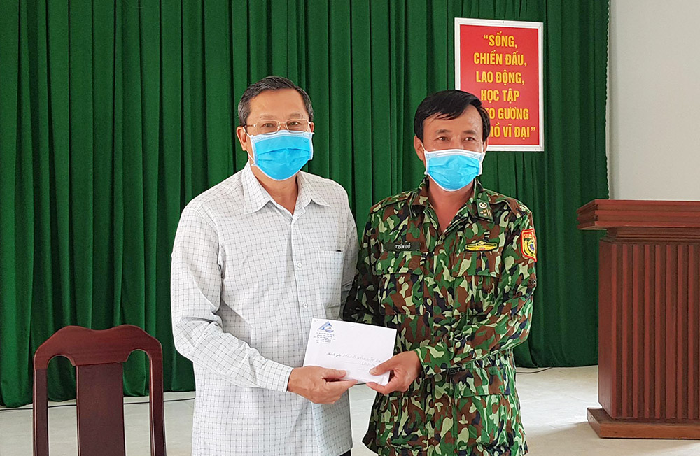 Phó Chủ tịch UBND tỉnh An Giang Lê Văn Nưng thăm các chốt biên phòng