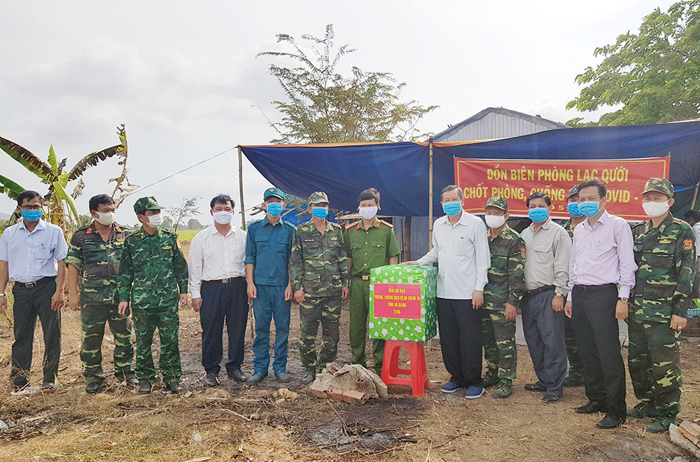 Phó Chủ tịch UBND tỉnh An Giang Lê Văn Nưng thăm các chốt biên phòng