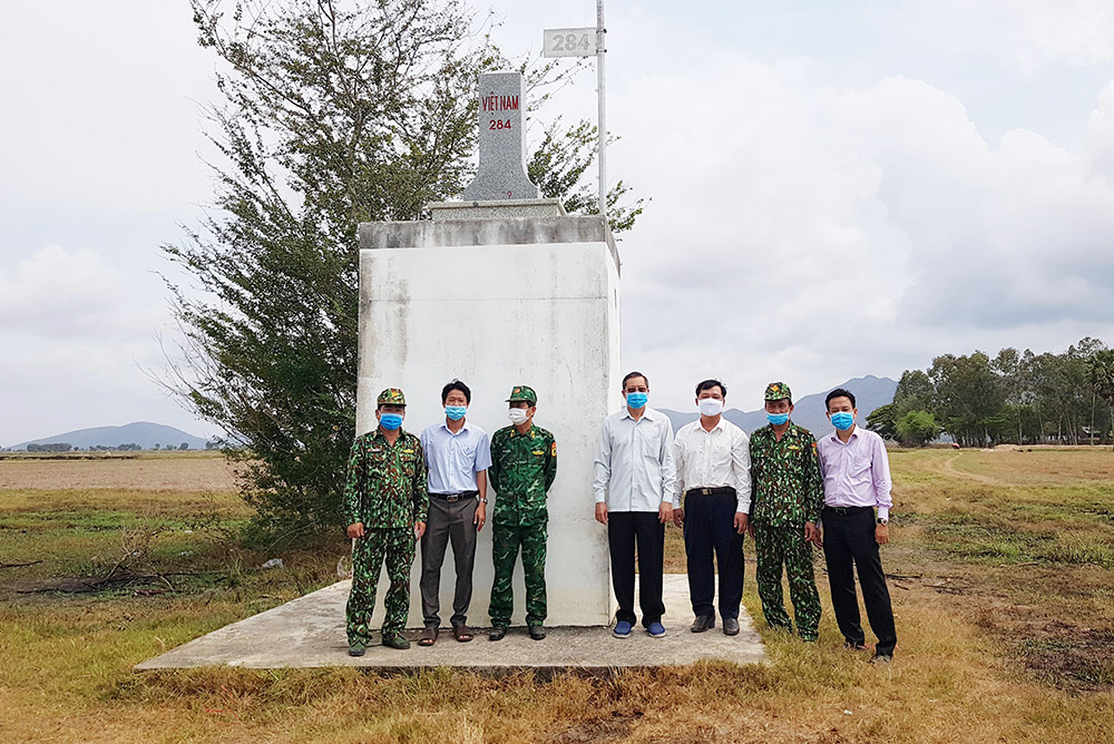 Phó Chủ tịch UBND tỉnh An Giang Lê Văn Nưng thăm các chốt biên phòng