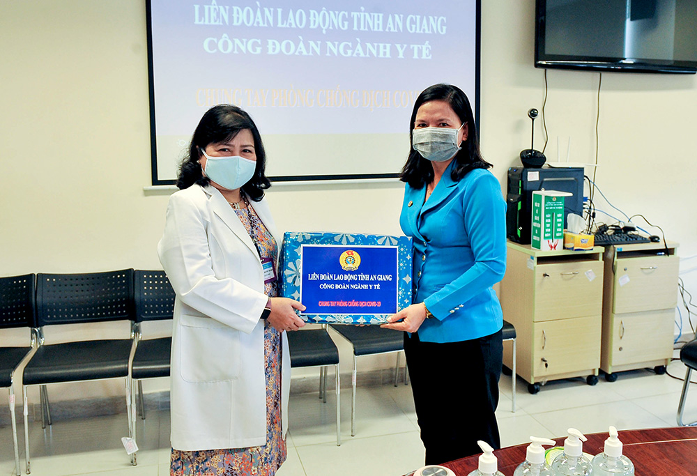 Thăm, tặng quà Công đoàn cơ sở trực thuộc Công đoàn ngành y tế An Giang tham gia phòng, chống Covid-19