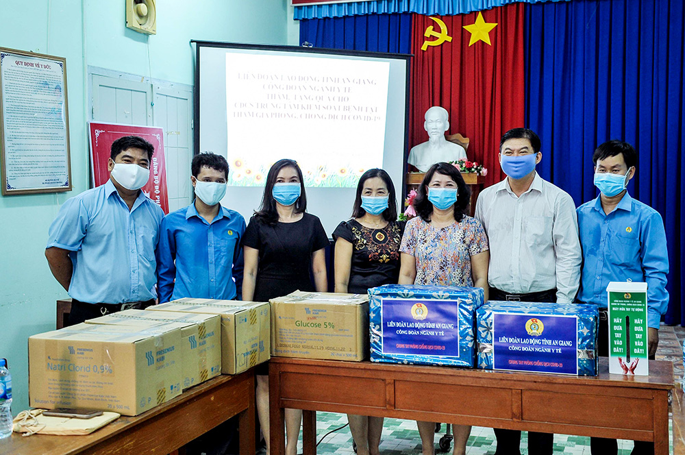 Thăm, tặng quà Công đoàn cơ sở trực thuộc Công đoàn ngành y tế An Giang tham gia phòng, chống Covid-19