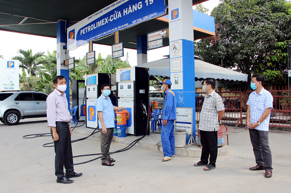 Chợ Mới kiểm tra tình hình mua bán hàng hóa và đảm bảo việc cung ứng xăng, dầu
