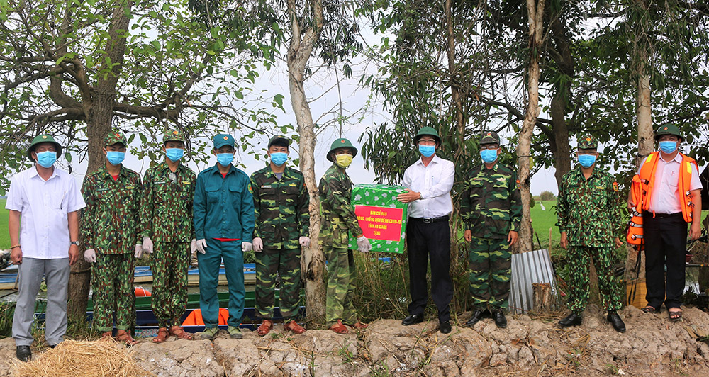 Phó Chủ tịch UBND tỉnh An Giang Lê Văn Phước thăm Đồn Biên phòng Vĩnh Nguơn