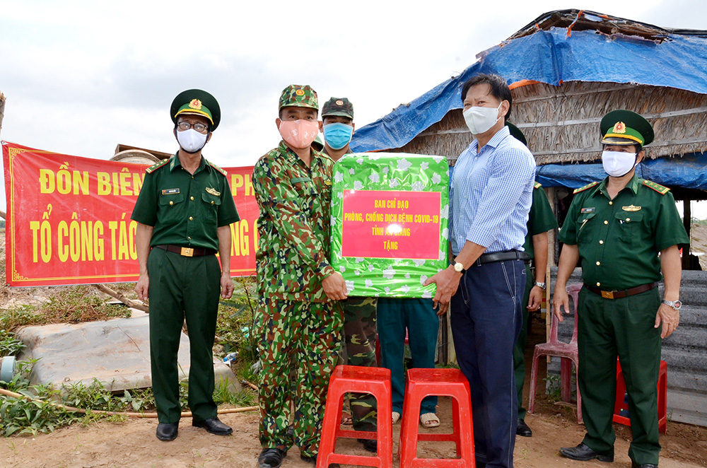 Bí thư Tỉnh ủy An Giang Võ Thị Ánh Xuân thăm, động viên lực lượng làm nhiệm vụ phòng, chống dịch bệnh Covid-19 trên tuyến biên giới An Phú