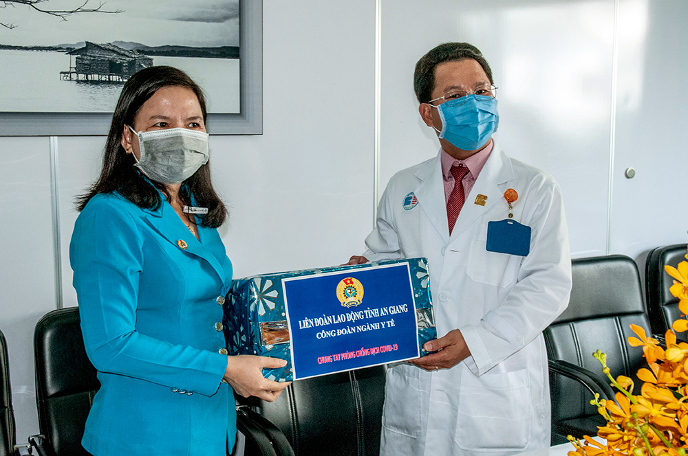 Thăm, tặng quà Công đoàn cơ sở trực thuộc Công đoàn ngành y tế An Giang tham gia phòng, chống Covid-19