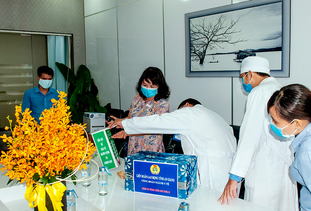 Thăm, tặng quà Công đoàn cơ sở trực thuộc Công đoàn ngành y tế An Giang tham gia phòng, chống Covid-19