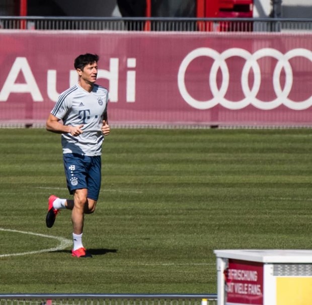 Cầu thủ Bayern Munich 'giãn cách xã hội' khi trở lại tập luyện