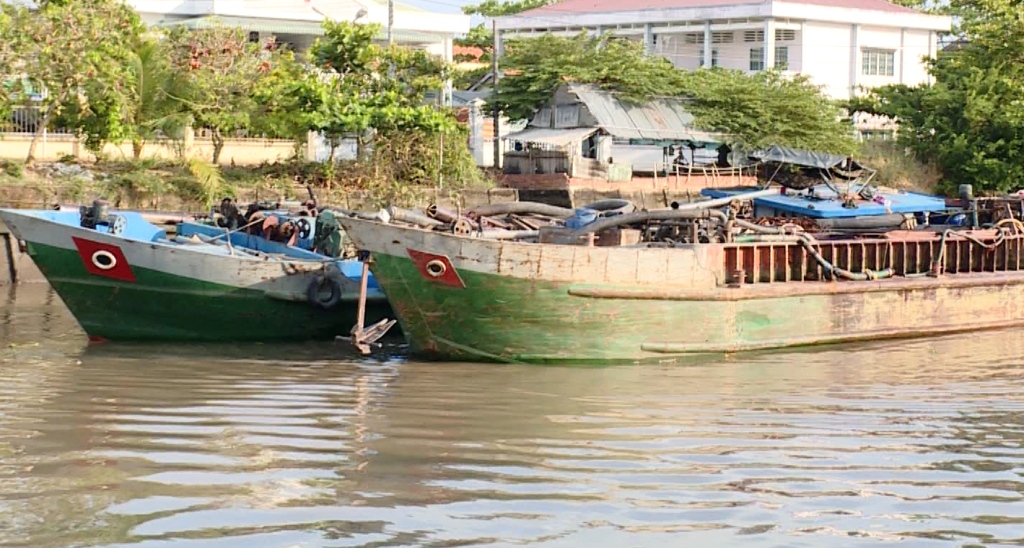 Vĩnh Long: Bắt 3 sà lan trọng tải lớn hút cát trái phép trên sông Tiền trong đêm
