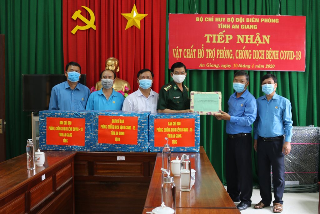 Liên đoàn Lao động tỉnh An Giang tặng quà cán bộ, chiến sĩ làm nhiệm vụ phòng, chống dịch bệnh Covid-19 trên tuyến biên giới