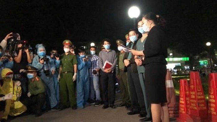 Vỡ òa cảm xúc khi Bệnh viện Bạch Mai dỡ bỏ cách ly