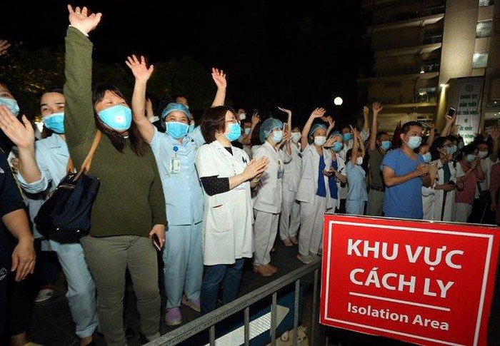 Vỡ òa cảm xúc khi Bệnh viện Bạch Mai dỡ bỏ cách ly