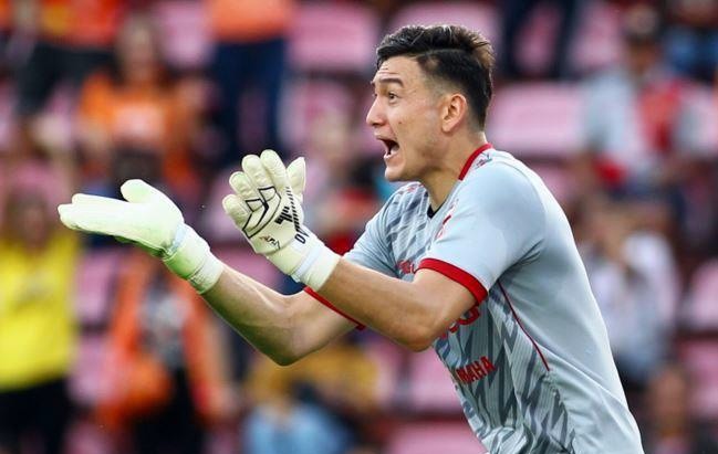 Muangthong Utd dọa bán Văn Lâm: HLV Park Hang Seo tính sao?